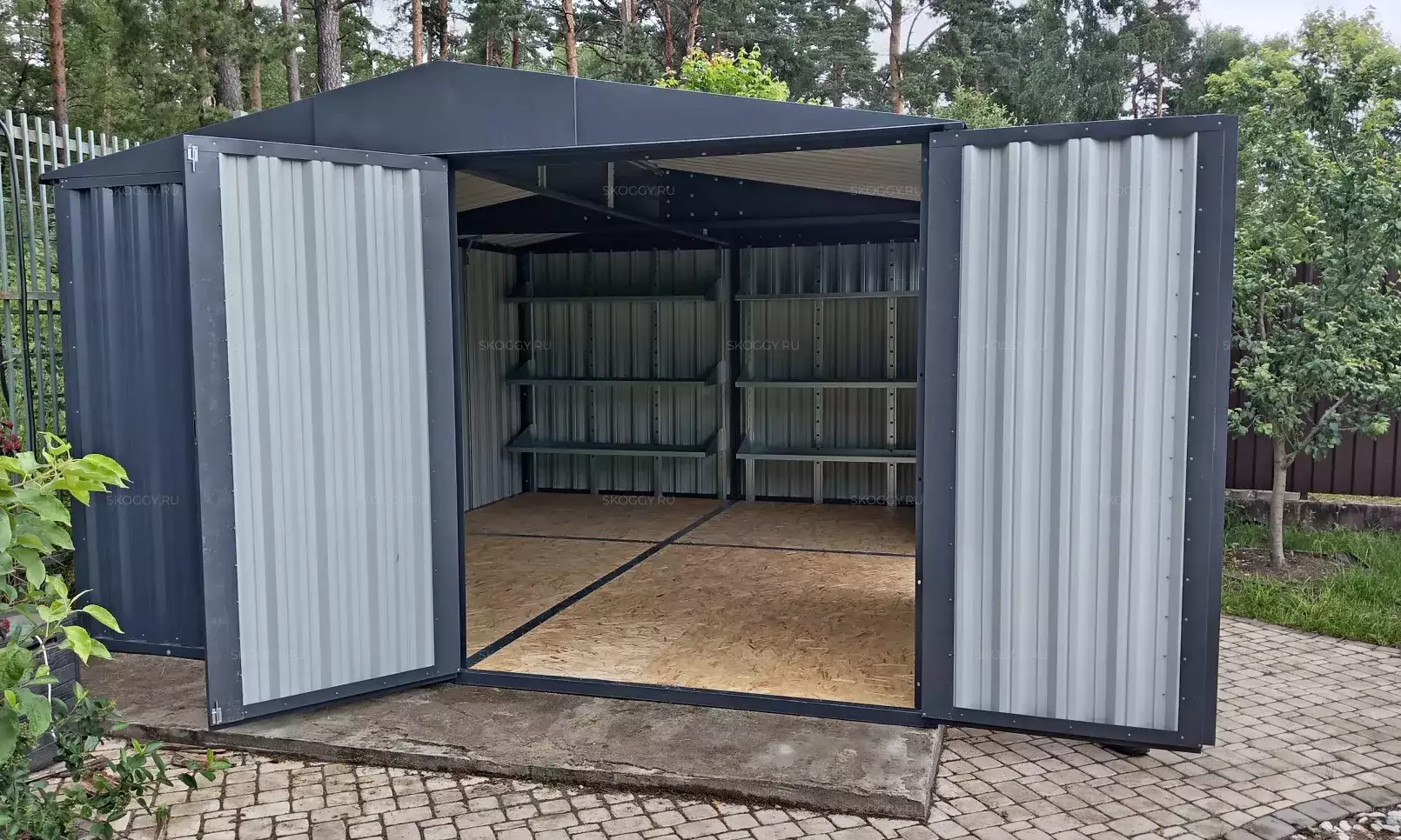 Широкий хозблок SKOGGY  с двускатной крышей